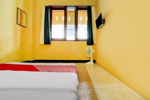 Postel nebo postele na pokoji v ubytování OYO 1I3676 Wisma Al-fahmi Syariah