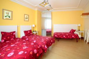 Łóżko lub łóżka w pokoju w obiekcie Hostal Adriano