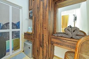 a room with a wooden wall and a mirror at Hotel O Jentayu Homestay Pontian in Pontian Kecil