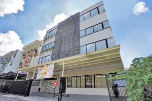 un edificio con una señal de stop delante de él en OYO Life 90649 Raja Residence Syariah, en Surabaya