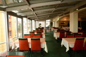 A restaurant or other place to eat at Turk Inn Uzcan Hotel