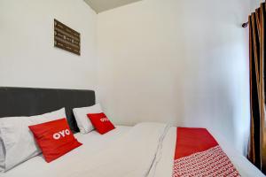 Postel nebo postele na pokoji v ubytování OYO 90645 Karisma Residence