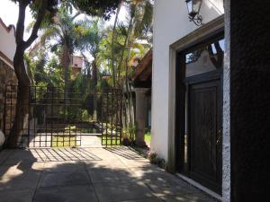 eine Haustür mit einem Baum und einem Zaun in der Unterkunft HaciendaBosque in Cuernavaca