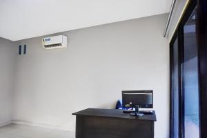 Una oficina con un escritorio con una computadora encima en Hotel O Skyview Near Universitas Sumatra Utara ( USU ) Formerly Juma Ciger, en Medan