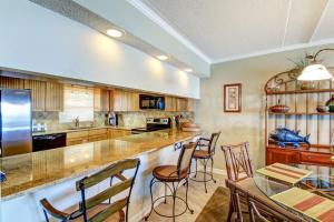 Kuchyň nebo kuchyňský kout v ubytování Atlantis Oceanfront Condo