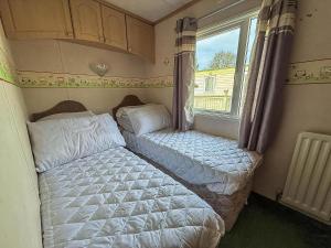 A bed or beds in a room at Lovely Caravan With Large Decking At Southview Holiday Park Ref 33108S Még 14 kép