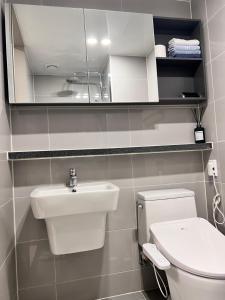 een badkamer met een wastafel, een toilet en een spiegel bij DDMOP-Seoul in Seoul +16 foto's