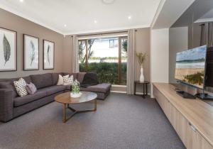 Ruang duduk di Luxe Retreat Shell Cove - Walk to Marina