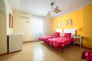 Łóżko lub łóżka w pokoju w obiekcie Hostal Adriano