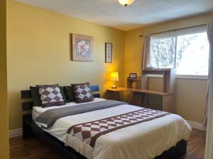 En eller flere senge i et værelse på Biddington private room close airport!