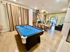 Una mesa de billar en Mini waterpark Pool BBQ Karaoke Game Station Luxury Villa 40pax A famosa resort Lot 1054
