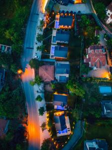 una vista sulla strada di notte di Kartepe Maşukiye de 2 oda1 salon Özel Havuzlu - Şömineli -Muhafazakar 5 Kişilik Bungalov a Korfez