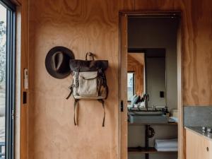 Un sombrero y un bolso colgados en una pared en Pet Friendly Cabin Surrounded by Wilderness - Gili, en Coleyville