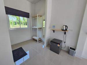 a white room with a window and a trash can at แวะมาพักโคกกลอย Wae Ma Phak Khokkoi in Ban Huai Sai