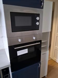 a microwave sitting on top of an oven at 4 pieces disponible in Nanterre