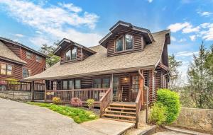 ピジョン・フォージにあるDollywood Lane Hideawayの丸太家(ポーチ付)