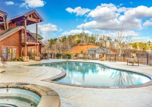 ピジョン・フォージにあるDollywood Lane Hideawayの家のある庭のスイミングプール
