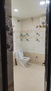 Ένα μπάνιο στο The Royal Suites