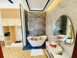 een badkamer met twee wastafels en een grote spiegel bij Kampot Hampton Villa in Kampot +19 foto's