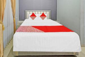 Postel nebo postele na pokoji v ubytování Super OYO 90767 Gm Guest House + 30 fotografií