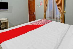 Postel nebo postele na pokoji v ubytování Super OYO 90767 Gm Guest House