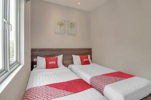 A bed or beds in a room at Collection O Cihampelas Near Ciwalk Formerly Regia Cihampelas