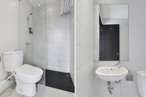 A bathroom at Collection O Cihampelas Near Ciwalk Formerly Regia Cihampelas