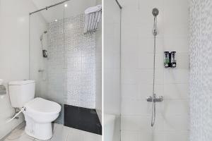 A bathroom at Collection O Cihampelas Near Ciwalk Formerly Regia Cihampelas