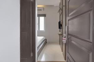 A bed or beds in a room at Collection O Cihampelas Near Ciwalk Formerly Regia Cihampelas