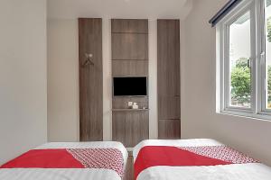 A bed or beds in a room at Collection O Cihampelas Near Ciwalk Formerly Regia Cihampelas