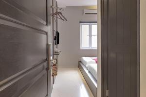 A bed or beds in a room at Collection O Cihampelas Near Ciwalk Formerly Regia Cihampelas