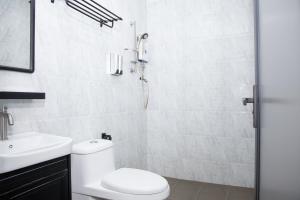 Koupelna v ubytování Capital O 90406 Mirani Hotel
