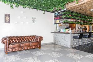 Posezení v ubytování Capital O 90406 Mirani Hotel