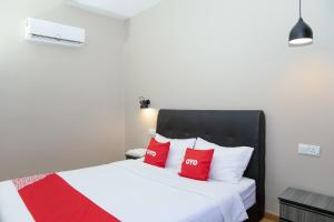 Postel nebo postele na pokoji v ubytování Capital O 90406 Mirani Hotel