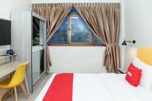 Postel nebo postele na pokoji v ubytování Capital O 90406 Mirani Hotel