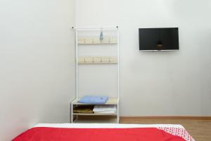 TV a/nebo společenská místnost v ubytování Capital O 90406 Mirani Hotel
