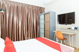 TV a/nebo společenská místnost v ubytování Capital O 90406 Mirani Hotel