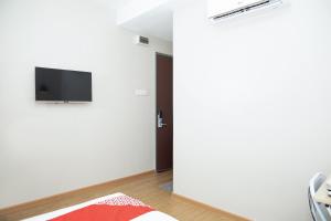 TV a/nebo společenská místnost v ubytování Capital O 90406 Mirani Hotel