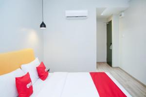 Postel nebo postele na pokoji v ubytování Capital O 90406 Mirani Hotel