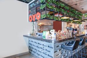 Lounge nebo bar v ubytování Capital O 90406 Mirani Hotel + 37 fotografií