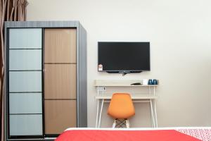 TV a/nebo společenská místnost v ubytování Capital O 90406 Mirani Hotel