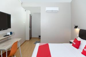 TV a/nebo společenská místnost v ubytování Capital O 90406 Mirani Hotel