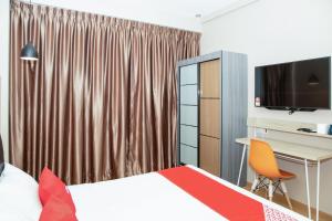 TV a/nebo společenská místnost v ubytování Capital O 90406 Mirani Hotel