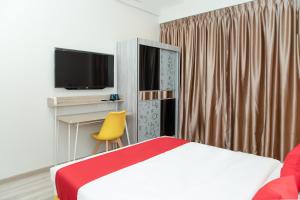 Postel nebo postele na pokoji v ubytování Capital O 90406 Mirani Hotel