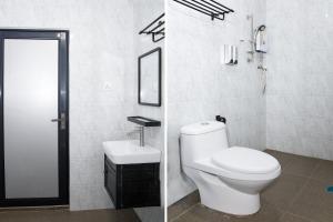 Koupelna v ubytování Capital O 90406 Mirani Hotel