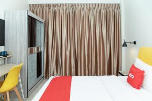 Postel nebo postele na pokoji v ubytování Capital O 90406 Mirani Hotel