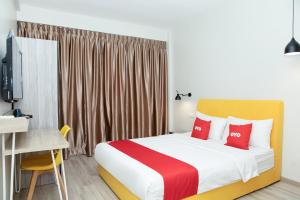 Postel nebo postele na pokoji v ubytování Capital O 90406 Mirani Hotel