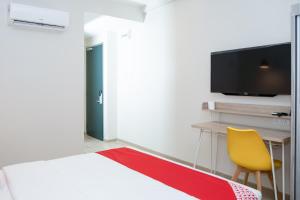TV a/nebo společenská místnost v ubytování Capital O 90406 Mirani Hotel
