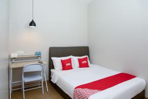 Postel nebo postele na pokoji v ubytování Capital O 90406 Mirani Hotel