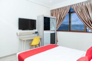 TV a/nebo společenská místnost v ubytování Capital O 90406 Mirani Hotel